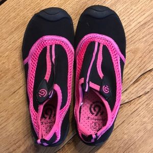 Champion girls black & pink water shoes size 13/1